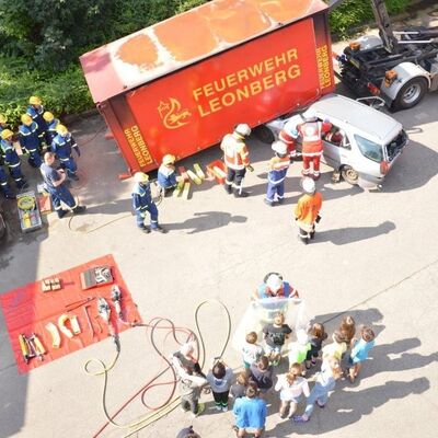 Bild vergr&ouml;&szlig;ern: Feuerwehr und THW