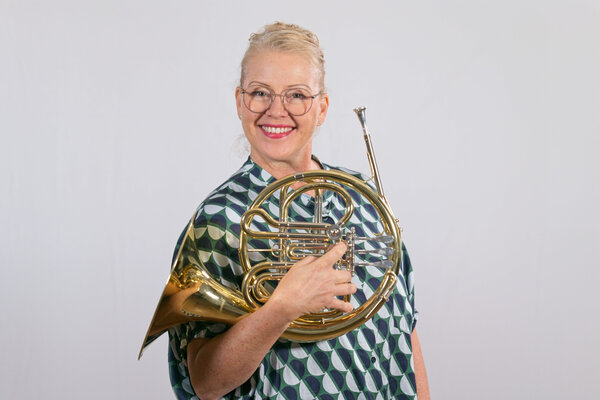 Porträtfoto einer städtischen Mitarbeiterin, eines städtischen Mitarbeiters der Jugendmusikschule.