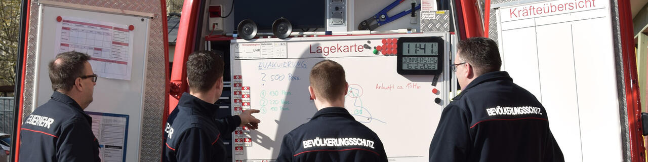 Bild vergr&ouml;&szlig;ern: Blick über die Schulter: Feuerwehr und Bevölkerungsschutz bei der Einsatzplanung (Foto: Stadt Leonberg)