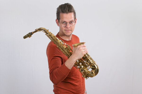 Porträtfoto einer städtischen Mitarbeiterin, eines städtischen Mitarbeiters der Jugendmusikschule.