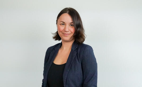 Porträtfoto einer städtischen Mitarbeiterin bzw. eines städtischen Mitarbeiters