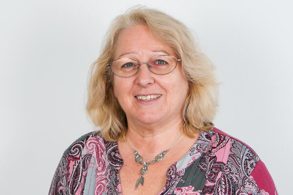 Porträtfoto einer städtischen Mitarbeiterin bzw. eines städtischen Mitarbeiters