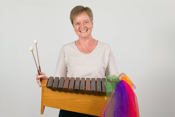 Porträtfoto einer städtischen Mitarbeiterin, eines städtischen Mitarbeiters der Jugendmusikschule.