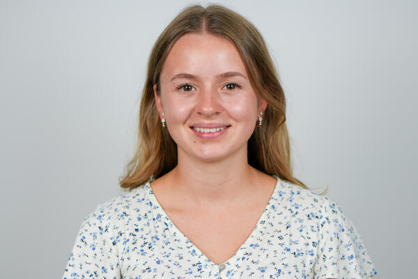 Porträtfoto einer städtischen Mitarbeiterin bzw. eines städtischen Mitarbeiters