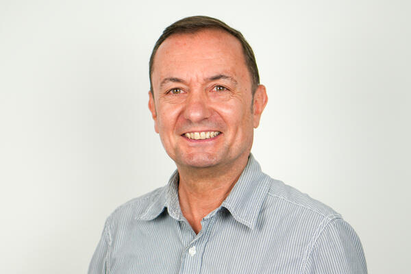 Porträtfoto einer städtischen Mitarbeiterin bzw. eines städtischen Mitarbeiters