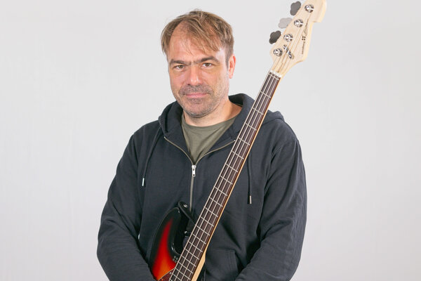 Porträtfoto einer städtischen Mitarbeiterin, eines städtischen Mitarbeiters der Jugendmusikschule.