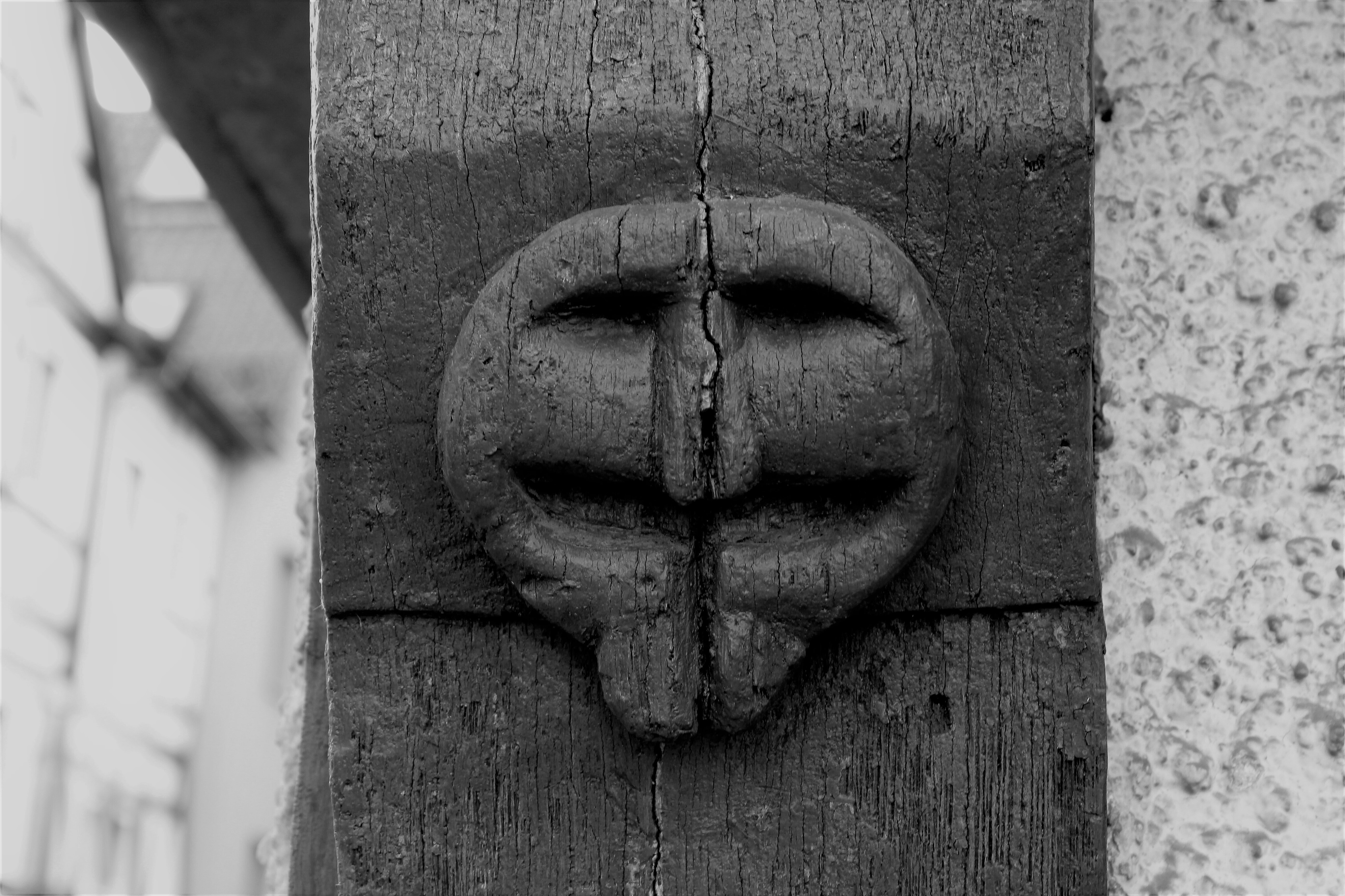 Bild vergr&ouml;&szlig;ern: Totengräberhaus - Fratze