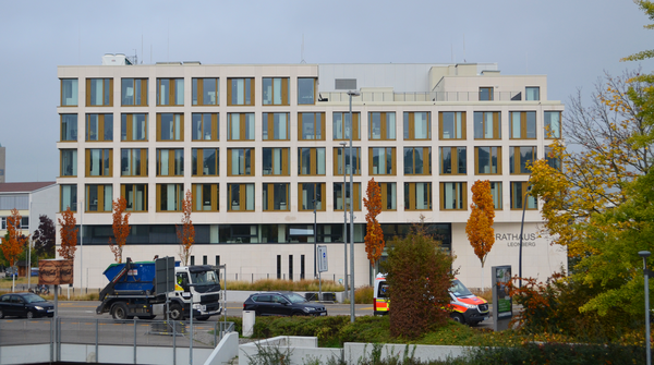 Das Rathaus am Belforter Platz. Die Blätter an den Bäumen sind gefärbt.