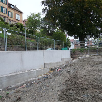Bild vergr&ouml;&szlig;ern: Eine betonierte Mauer, davor aufgegrabene Erde.