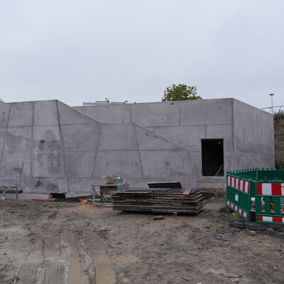 Bild vergr&ouml;&szlig;ern: Betonierte Wände der Zisterne.