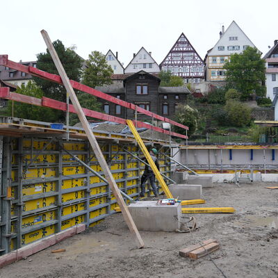 Bild vergr&ouml;&szlig;ern: Eine geschalte Wand mit Stützen, im Hintergrund die Altstadt.