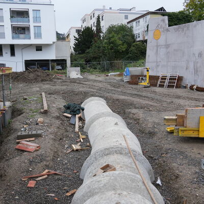 Bild vergr&ouml;&szlig;ern: Ein Rohr aus Betonelementen in der Erde liegend.