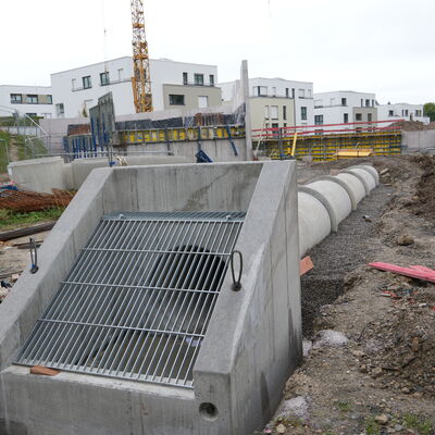 Bild vergr&ouml;&szlig;ern: Gitter vor dem Anfang des Starkregenrohrs.