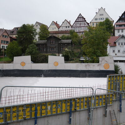 Bild vergr&ouml;&szlig;ern: Blick auf den Deckel der Zisterne, im Hintergrund Fachwerkhäuser.