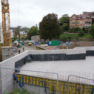 Bild vergr&ouml;&szlig;ern: Eine Betonfläche mit Schalungen.