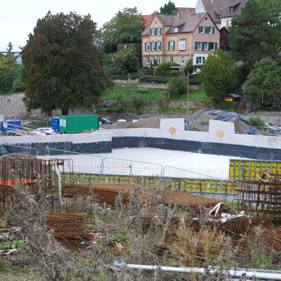 Bild vergr&ouml;&szlig;ern: Blick auf die Baustelle und die betonierte Decke der Zisterne.