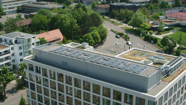 Das Neue Rathaus aus der Luft mit Photovoltaik-Anlagen auf dem Dach.