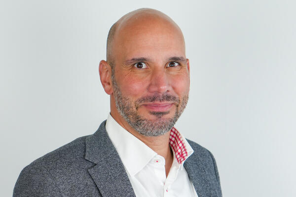 Porträtfoto einer städtischen Mitarbeiterin bzw. eines städtischen Mitarbeiters