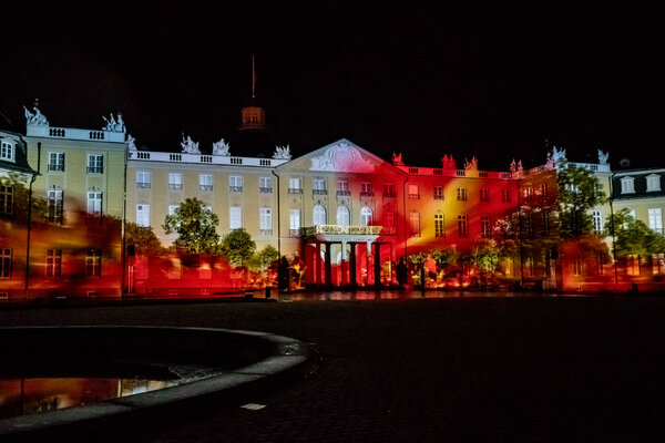 Lichtinstallation an einem Gebäude.