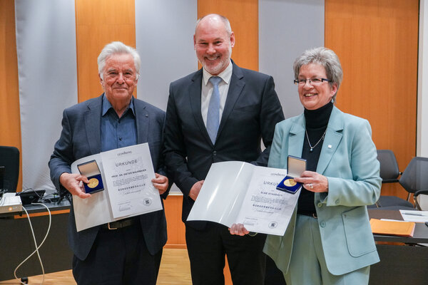 Überreichung Bürgermedaille an Elke Staubach und Prof. Dr. Dieter Maurmaier
