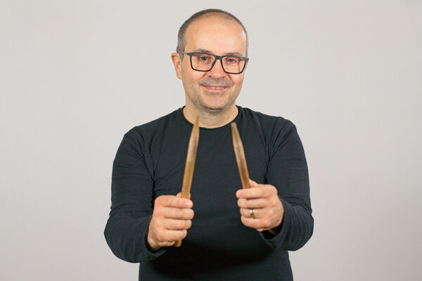 Porträtfoto einer städtischen Mitarbeiterin, eines städtischen Mitarbeiters der Jugendmusikschule.