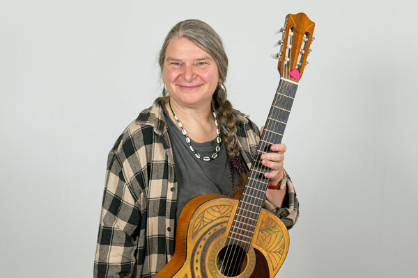 Porträtfoto einer städtischen Mitarbeiterin, eines städtischen Mitarbeiters der Jugendmusikschule.