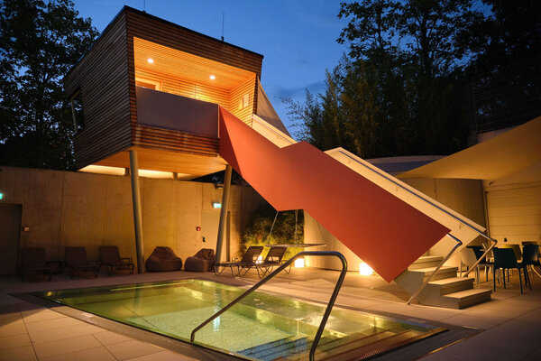 Sauna im Hallenbad Leonberg: Abendstimmung im Außenbereich (Foto: P. Uhlemann)