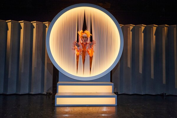 Bild vergr&ouml;&szlig;ern: Das schrillste Blau_Foto Württembergische Landesbühne Esslingen