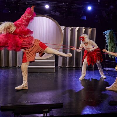 Das schrillste Blau_Foto Württembergische Landesbühne Esslingen