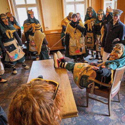 Bild vergr&ouml;&szlig;ern: Pferdemarkt 2026: Rathaussturm und Reiterstadion