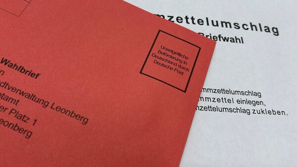 Bild vergr&ouml;&szlig;ern: Briefwahl roter Umschlag