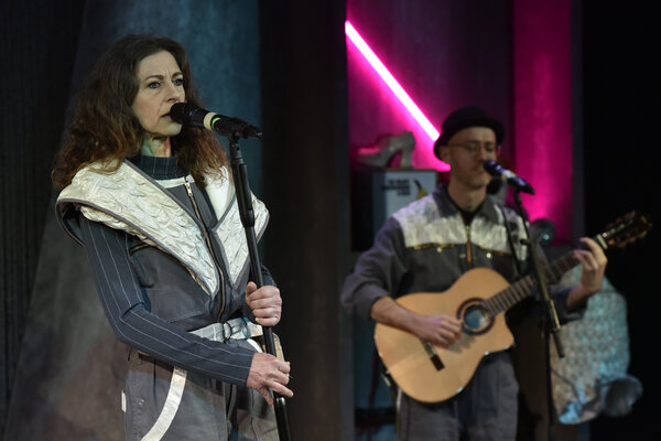 Bild vergr&ouml;&szlig;ern: Loving the Alien_q2_Heilmann, Becker (Foto Peter Empl)