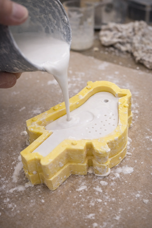 kleiner Vogel wird aus Gips gegossen