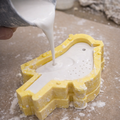 Bild vergr&ouml;&szlig;ern: kleiner Vogel wird aus Gips gegossen