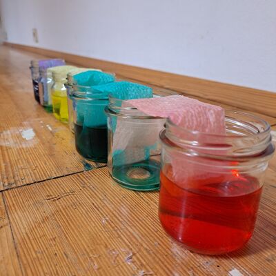 Bild vergr&ouml;&szlig;ern: Farben in unterschiedlichen Gläsern