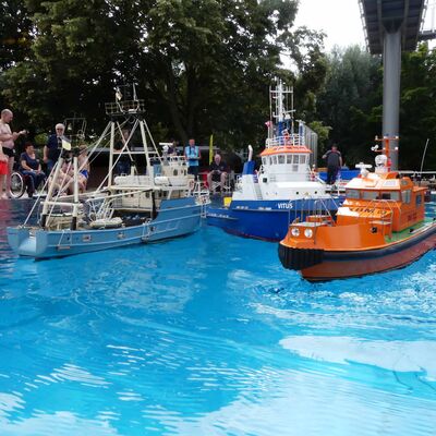 Bild vergr&ouml;&szlig;ern: Modellschiffe im Taucherbecken