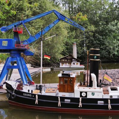 Bild vergr&ouml;&szlig;ern: Hafenanlage mit Schiffsmodellen