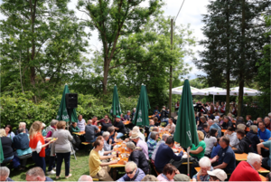 Voller Festplatz bei der Vatertagshocketse