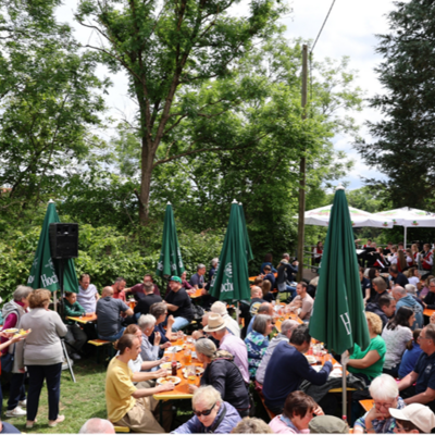Voller Festplatz bei der Vatertagshocketse