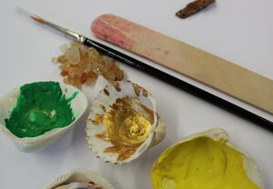 Muschelschalen als Farbbehälter, Gummiarabicum, Holzspatel und Pinsel