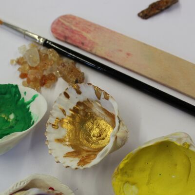 Bild vergr&ouml;&szlig;ern: Muschelschalen als Farbbehälter, Gummiarabicum, Holzspatel und Pinsel