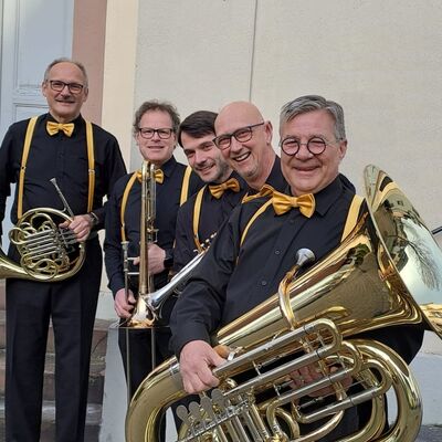 Bild vergr&ouml;&szlig;ern: Das Ensemble inBRASS  in der Formation seit 2025