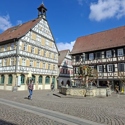 Bild vergr&ouml;&szlig;ern: Marktplatz in Winnenden mit Marktbrunnen und Altem Rathaus