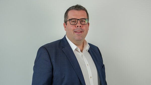 Porträtfoto einer städtischen Mitarbeiterin bzw. eines städtischen Mitarbeiters