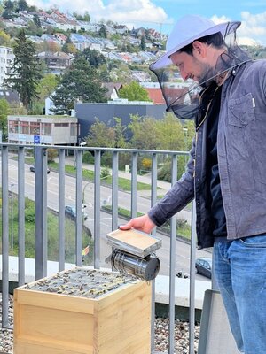 Bild vergr&ouml;&szlig;ern: Jakob Schwarz von der BienenBleibe arbeitet mit dem Smoker.