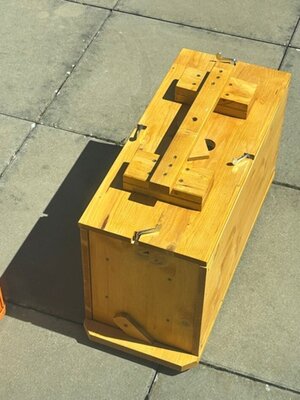 Bild vergr&ouml;&szlig;ern: Transportbox zur Vorbereitung der Entnahme von Bienen und Brut zur Ablegerbildung und Schwarmvorbeugung.