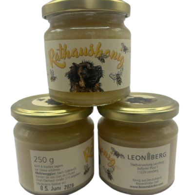 3 Gläser Honig bedruckt mit einem Bild der Hunderasse Leonberger und de Beschriftung Rathaushonig. 