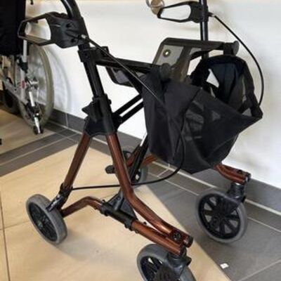 Bild vergr&ouml;&szlig;ern: Rollator