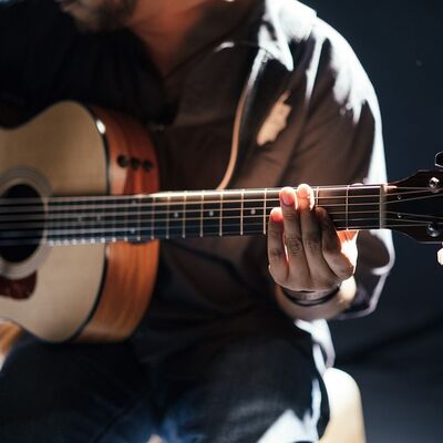 Bild vergr&ouml;&szlig;ern: Gitarrenspieler (Foto: Pixabay - Pexels)