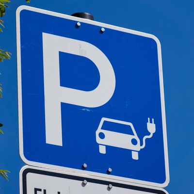 Bild vergr&ouml;&szlig;ern: Parkplatz Ladestation